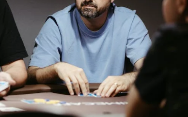 Which is stronger in Texas Hold'em: a flush or a straight?