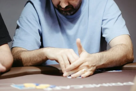 How many decks of cards are used in Texas Hold’em?