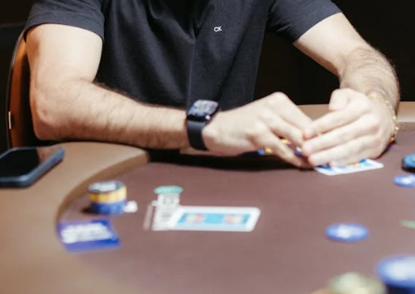 How is Texas Hold'em different from standard poker?